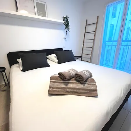 Magnifique Au Dessus Des Halles De Hyeres, Coeur De *