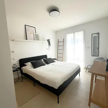 Magnifique Au Dessus Des Halles De Hyeres, Coeur De