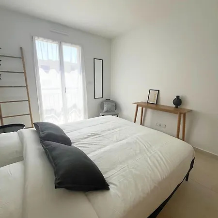 Magnifique Au Dessus Des Halles De Hyeres, Coeur De Hyères