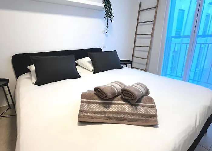 Magnifique Au Dessus Des Halles De Hyeres, Coeur De *