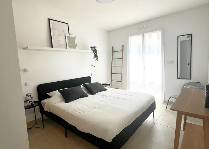 Magnifique Au Dessus Des Halles De Hyeres, Coeur De