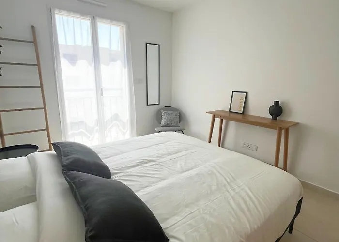 Magnifique Au Dessus Des Halles De Hyeres, Coeur De הייר